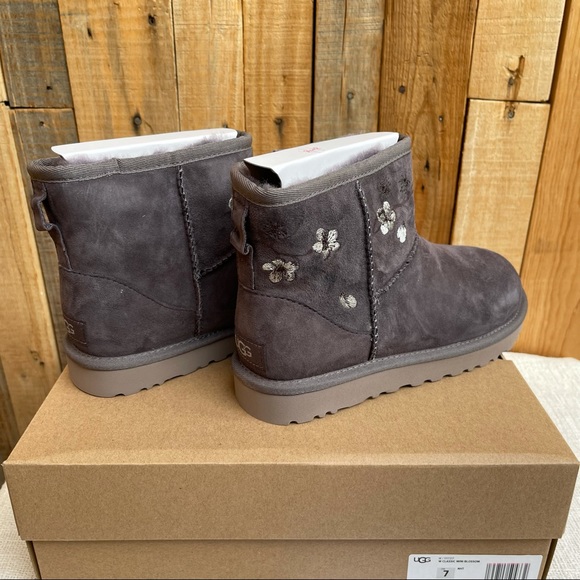 💘 UGG AUSTRALIA CLASSIC MINI BLOSSOM BOOTS BRAND NEW WITH BOX 7 - Picture 8 of 11